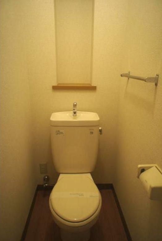 【トイレ】　独立したトイレで広さも嬉しいトイレです。